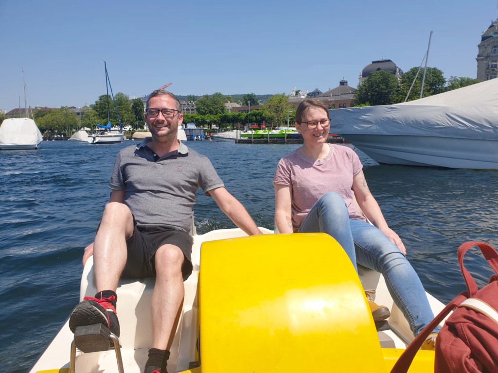 Ein Mann und eine Frau auf einem Tretboot