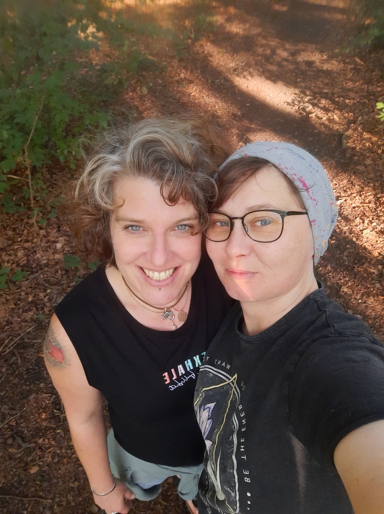 zwei Frau mit T- Shirts die ein Selfie machen