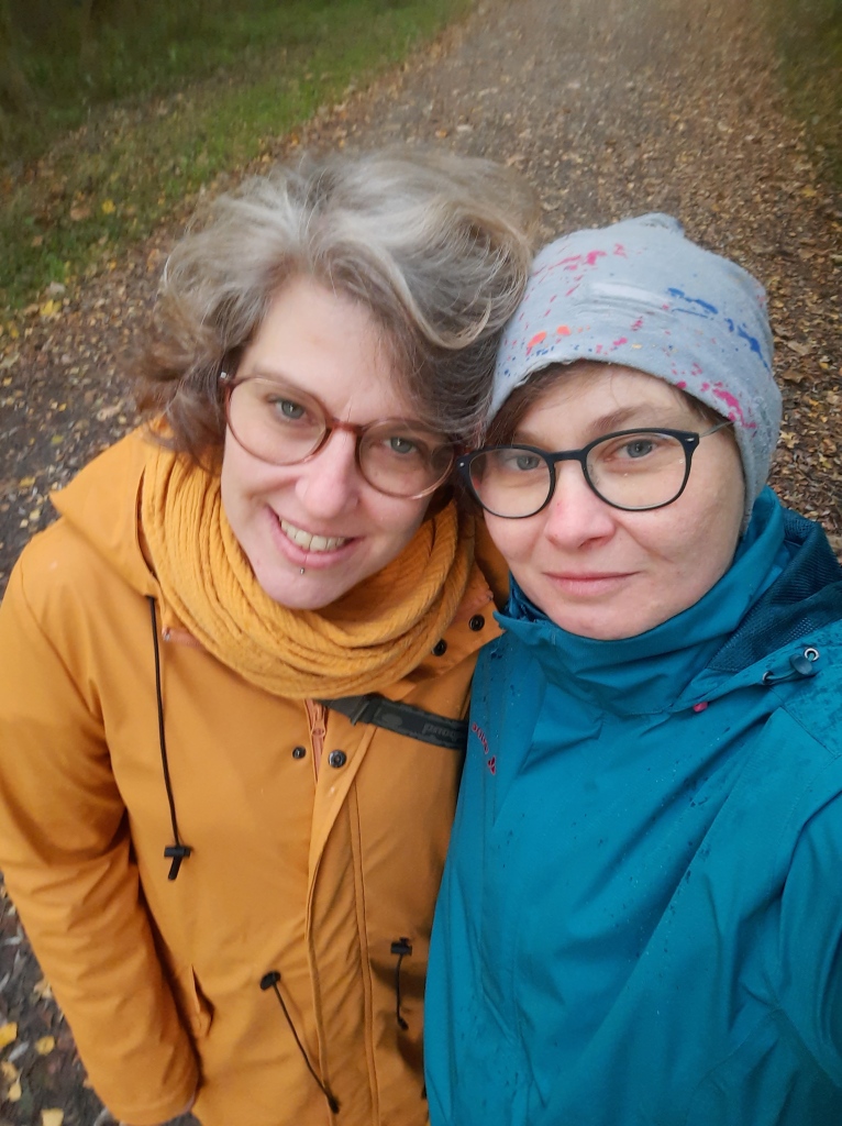 zwei Frauen in Wintersachen, die ein Selfie machen