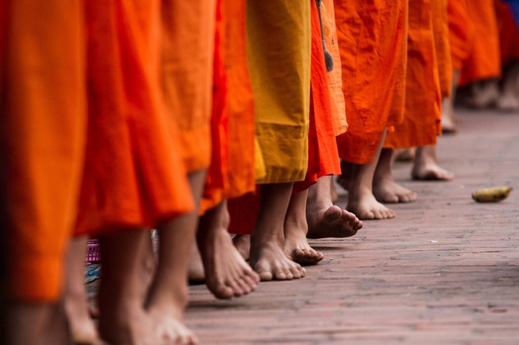 Füße von Mönchen beim gehen.